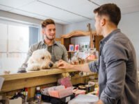 Una guia per a pares de mascotes sobre propina de vacances · Parentiu