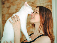 ¿Tu gato cree que eres su bebé? Seguro que te lamen mucho · Kinship